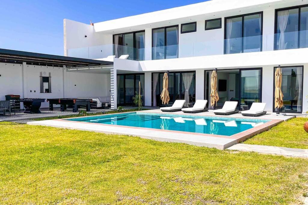una casa con piscina frente a un patio en Luxury House Buena vista en Ica