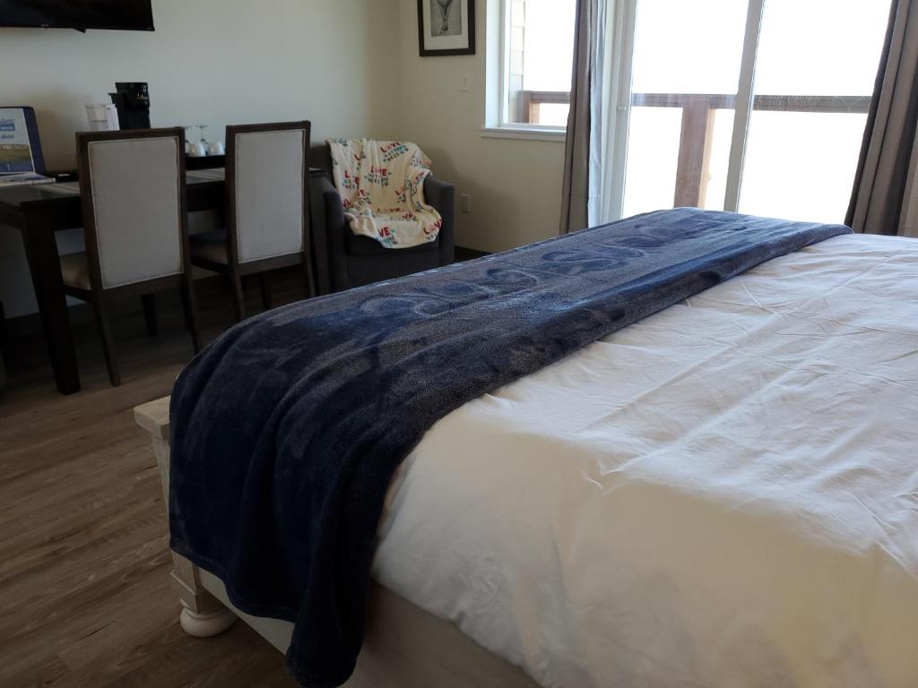 Postel nebo postele na pokoji v ubytování Moonstone Beach Motel