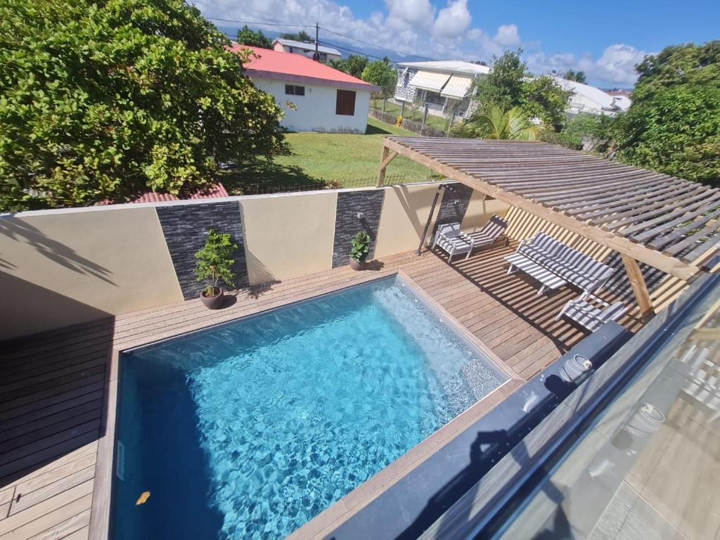 Bazén v ubytování Les Villas Jasmin Standing Piscine Chauffée Jacuzzi 5 Ch 14 Pers nebo v jeho okolí
