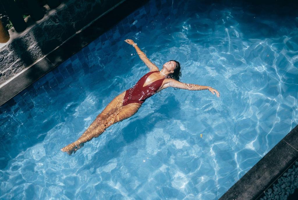 una mujer nadando en una piscina en Pousada Pipa Soul en Pipa