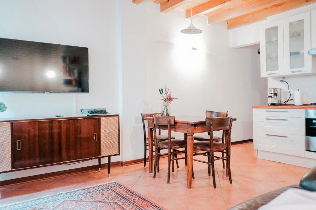 een keuken met een houten tafel en stoelen bij SM Hospitality ZACCAGNI in Reggio Emilia