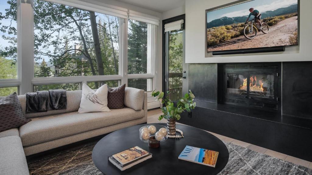 uma sala de estar com um sofá e uma lareira em Chalet Brio em Beaver Creek