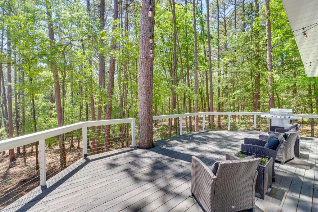 Greers Ferry TreehouseStyle Cabin with Lake Access!, Fairfield Bay