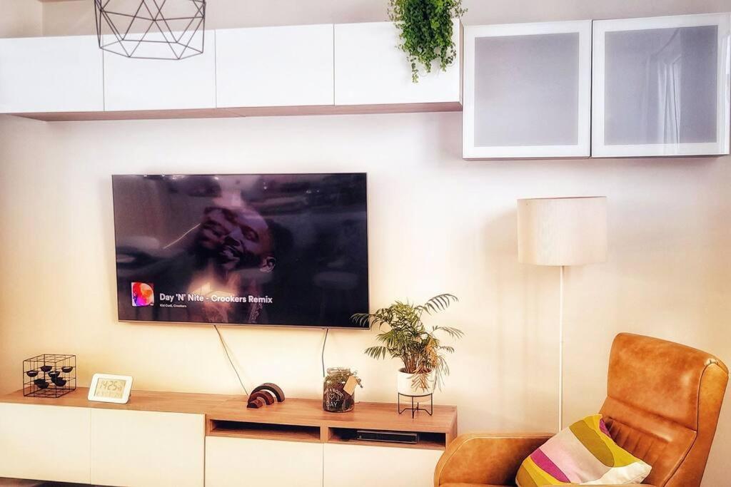 un soggiorno con TV a schermo piatto a parete di Privé, mooi ingericht huis op toplocatie nabij bos a Watou