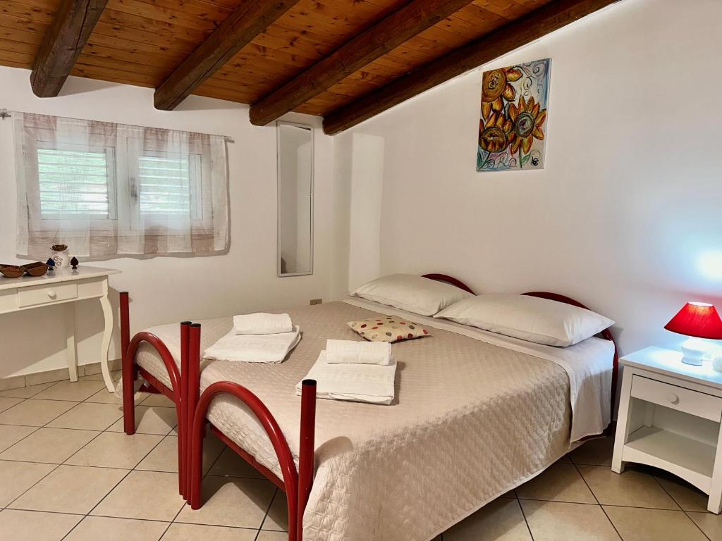 Schlafzimmer mit einem Bett, einem Tisch und einem Schreibtisch in der Unterkunft Appartamenti Castellammare del Golfo Milazzo Annarita in Castellammare del Golfo