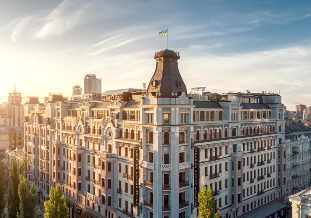 un bâtiment avec une tour en haut dans l'établissement Premier Palace Hotel Kyiv, à Kiev