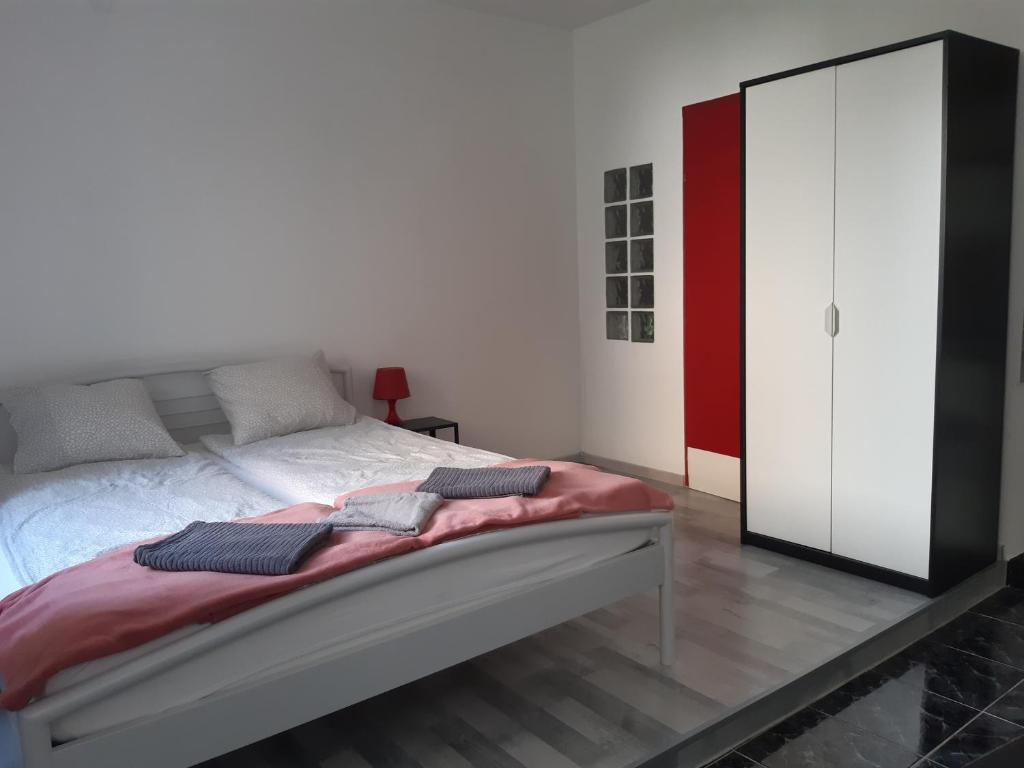 ブダペストにあるSmall studio at Corvin negyedのベッドルーム1室(ベッド1台、白いキャビネット付)