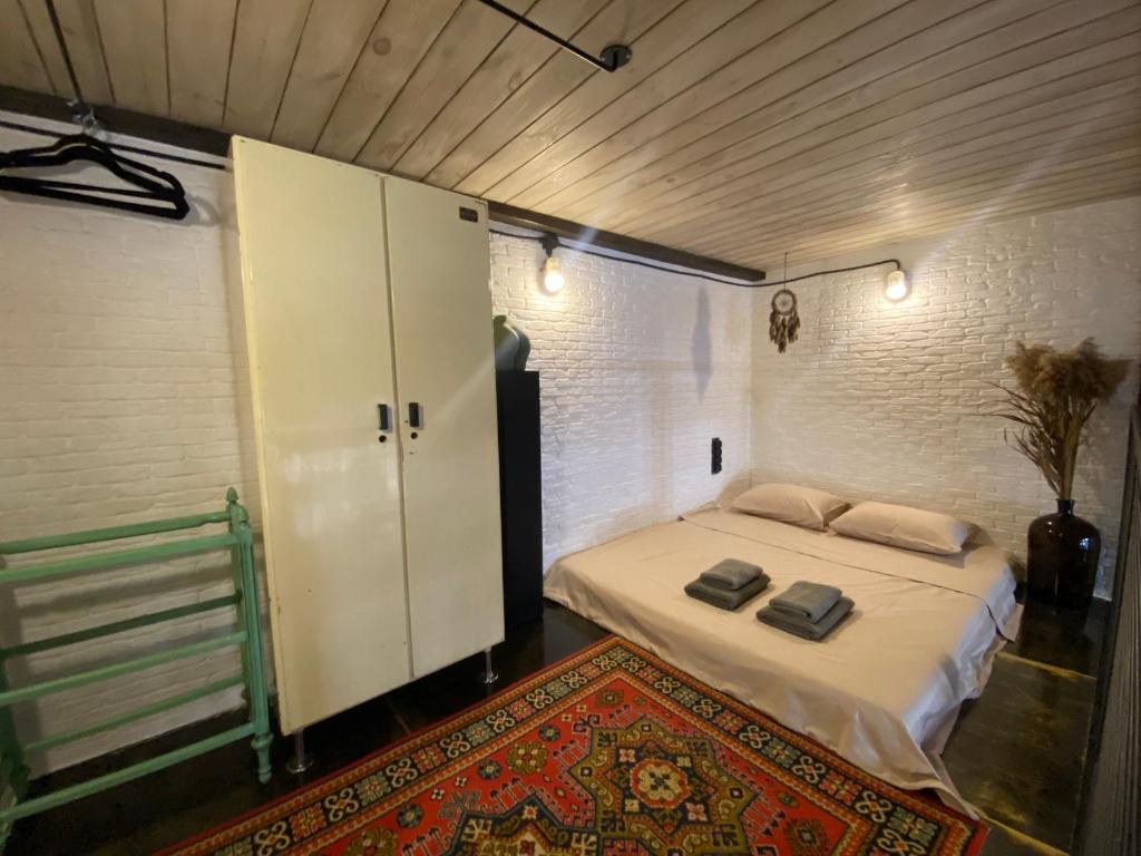 ein Schlafzimmer mit einem Bett, einem Schrank und einem Teppich in der Unterkunft Стильна та затишна квартира на Дерибасівській in Odessa