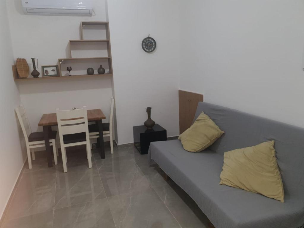 een woonkamer met een bank en een tafel bij חיים בגלבוע 