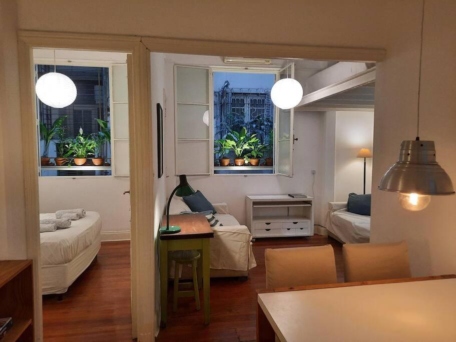 sala de estar con sofá y 2 ventanas en Classic Quiet 1-Bdr in Recoleta en Buenos Aires