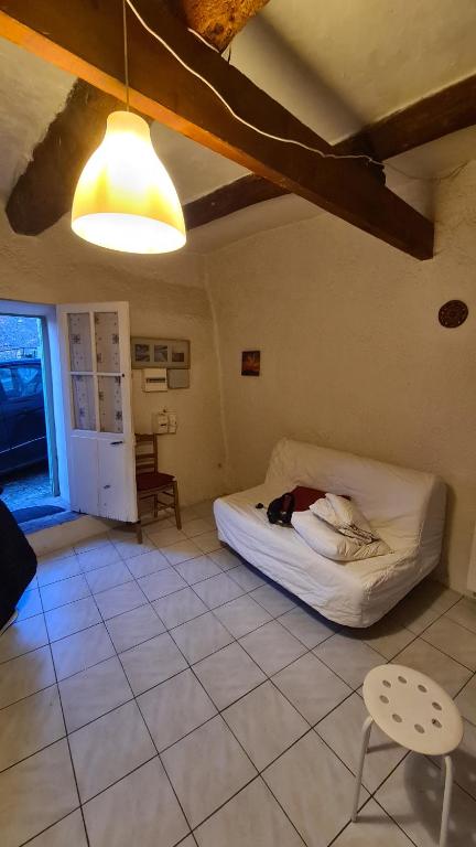 um quarto com uma cama, uma mesa e uma luz em STUDIO DE Manon em Allauch