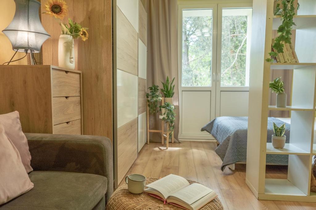 sala de estar con sofá y libro en Apartament Premium Salt, en Wieliczka
