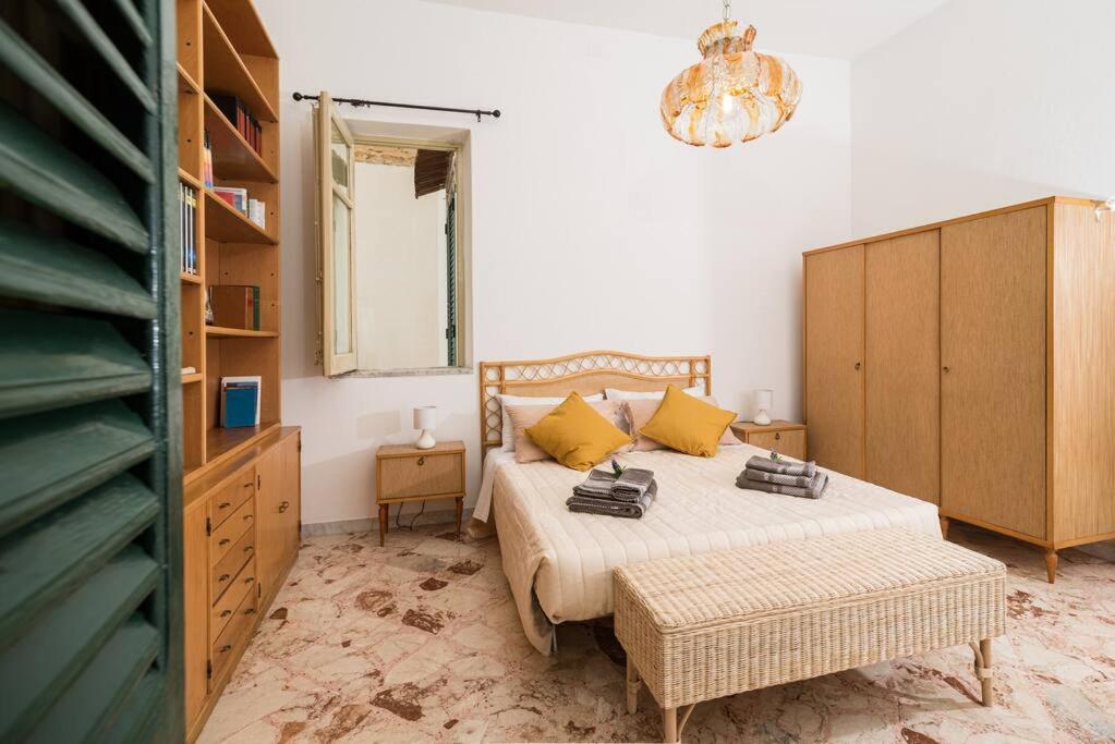 um quarto com uma cama, um armário e um espelho em - Palermo - Sferracavallo sul mare em Palermo