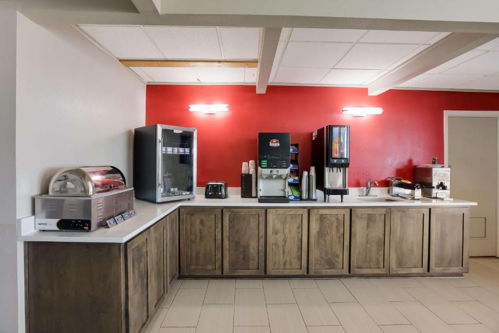 Een keuken of kitchenette bij SureStay Hotel by Best Western Higginsville