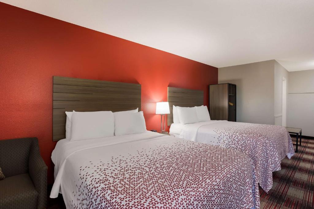 Een bed of bedden in een kamer bij SureStay Hotel by Best Western Higginsville