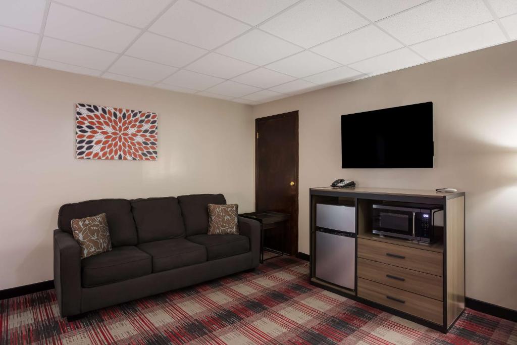 Een keuken of kitchenette bij SureStay Hotel by Best Western Higginsville