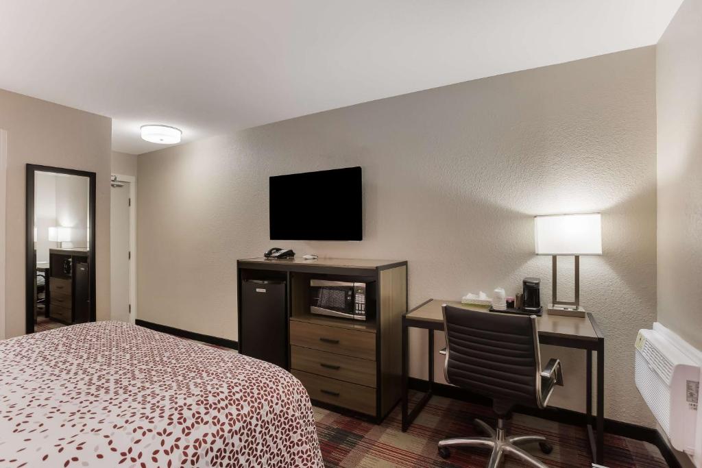 Een TV en/of entertainmentcenter bij SureStay Hotel by Best Western Higginsville
