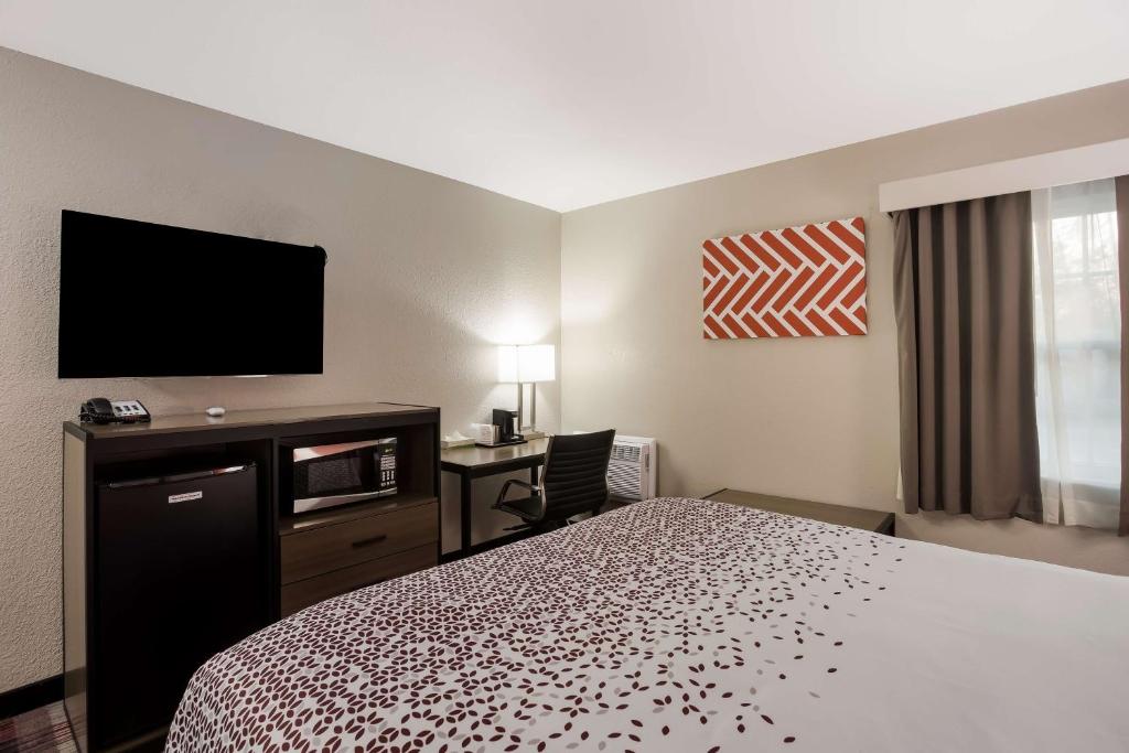 Een bed of bedden in een kamer bij SureStay Hotel by Best Western Higginsville