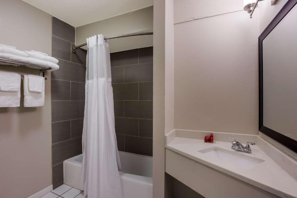 Een badkamer bij SureStay Hotel by Best Western Higginsville