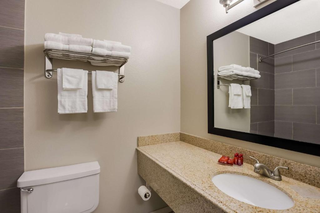 Een badkamer bij SureStay Hotel by Best Western Higginsville