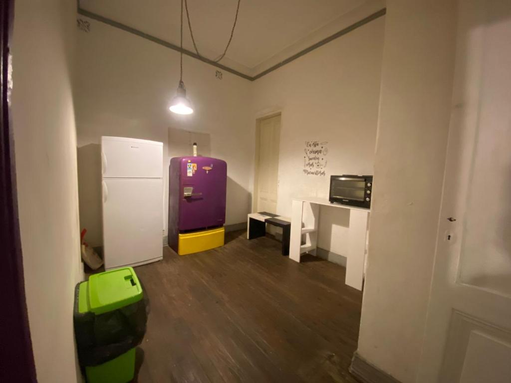 Habitación con nevera púrpura y escritorio. en Residencia estudiantes Recoleta en Buenos Aires