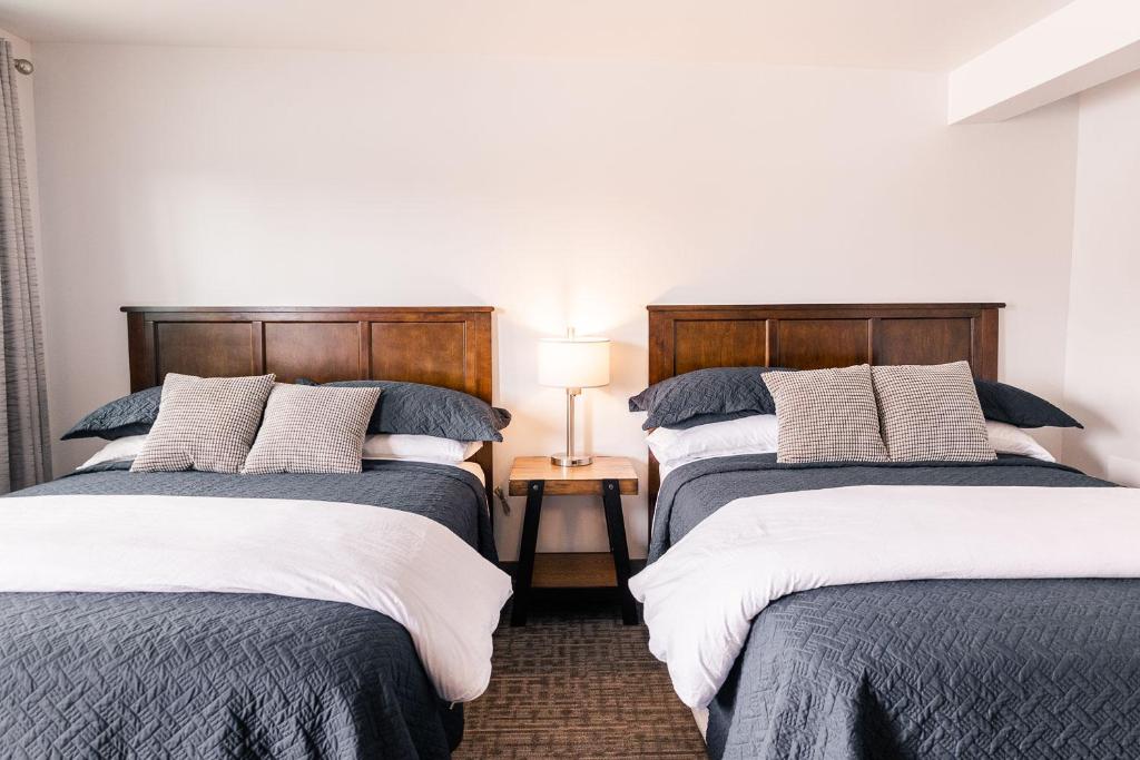 En eller flere senge i et værelse på Alaska Frontier Inn