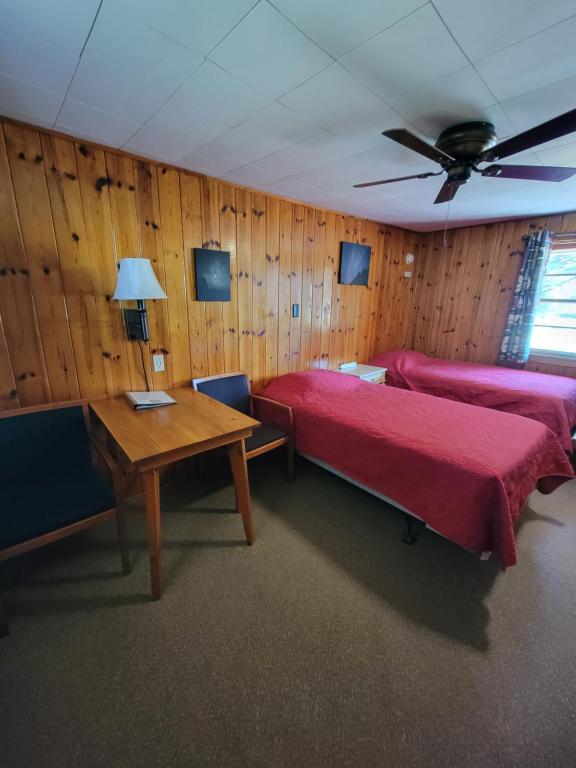 Postel nebo postele na pokoji v ubytování Two Rivers Motel and Cabins of Kenton, MI