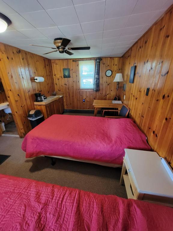 Postel nebo postele na pokoji v ubytování Two Rivers Motel and Cabins of Kenton, MI