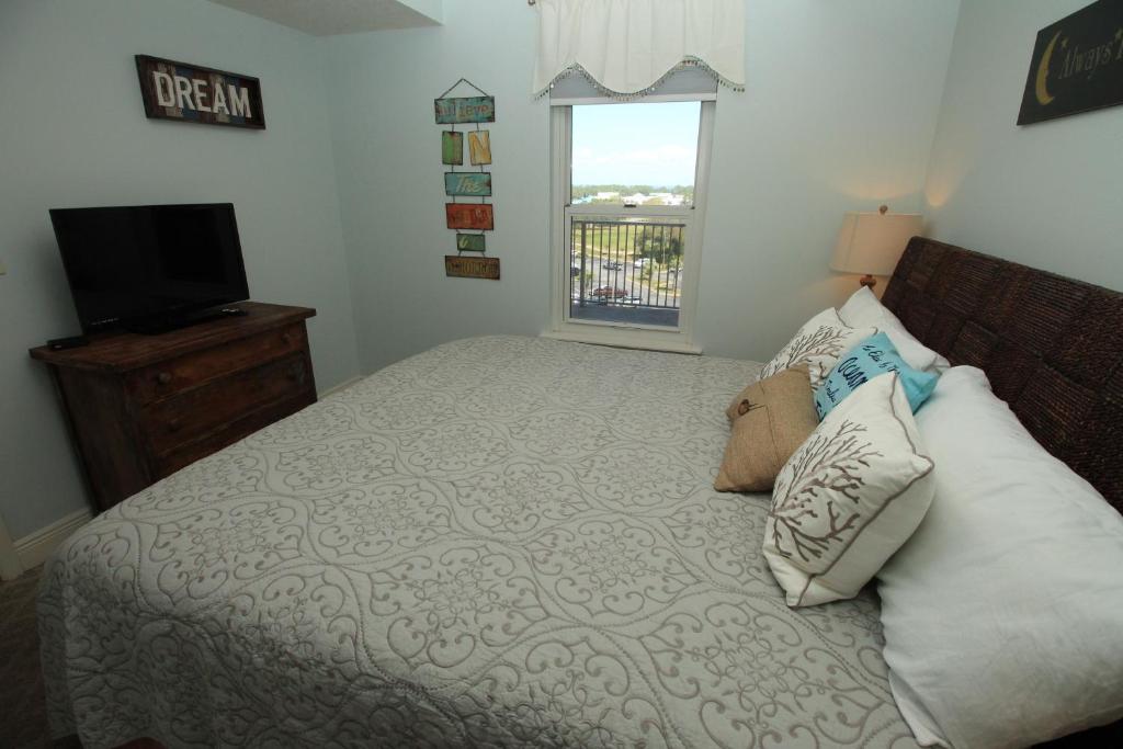 デスティンにあるAriel Dunes 605 Seascape Resort Scenic 98 Florida Beach Rentals 6th Floor Gulf Viewsのベッドルーム1室(ベッド1台、テレビ、窓付)