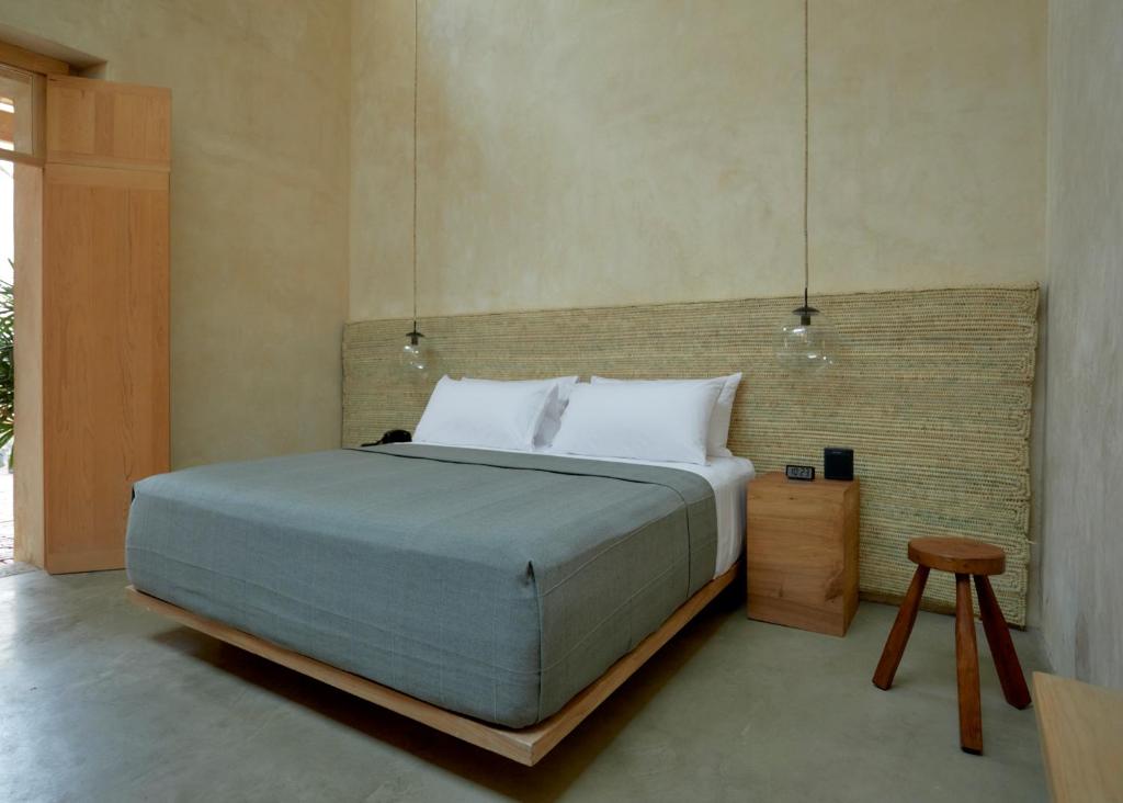 瓦哈卡德華雷斯的住宿－Hotel Escondido Oaxaca, a Member of Design Hotels，一间卧室配有一张大床和一张桌子