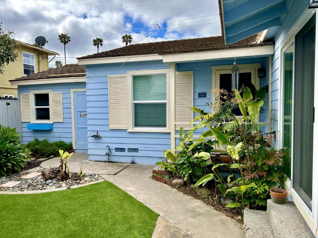 聖地牙哥的住宿－The Hangout Spot，蓝色的房子,前面有一个花园