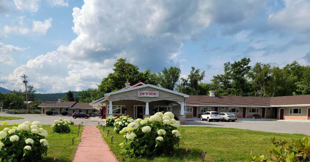 a fast food restaurant with flowers in front of it at Gorham Motor Inn in Gorham