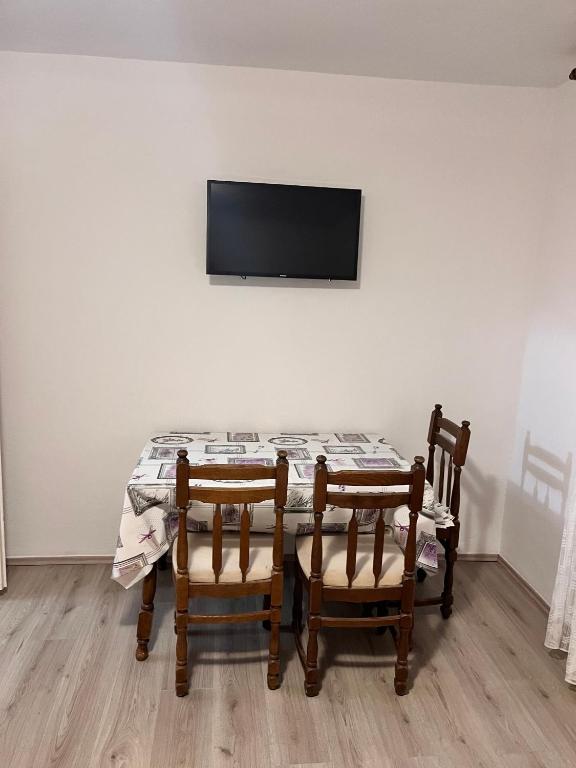 Telewizja i/lub zestaw kina domowego w obiekcie Apartment Metajna 6465a