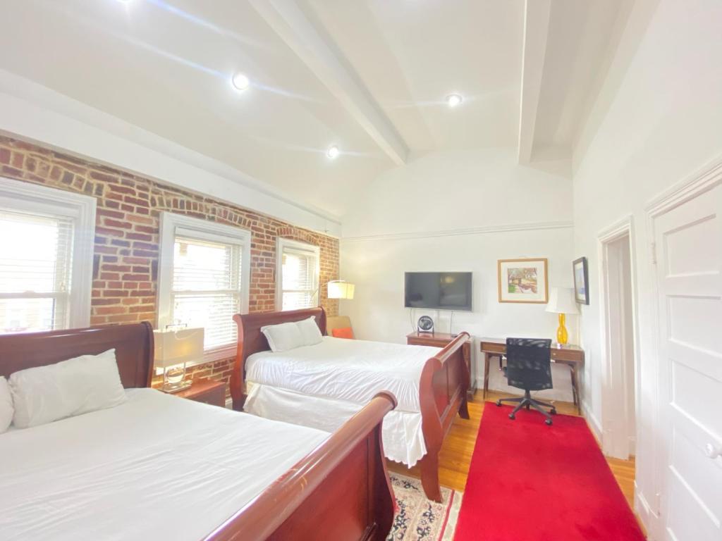 a bedroom with two beds and a red carpet at Good Night Sleep 1Bdrm 2 Queen Beds in Washington, D.C.