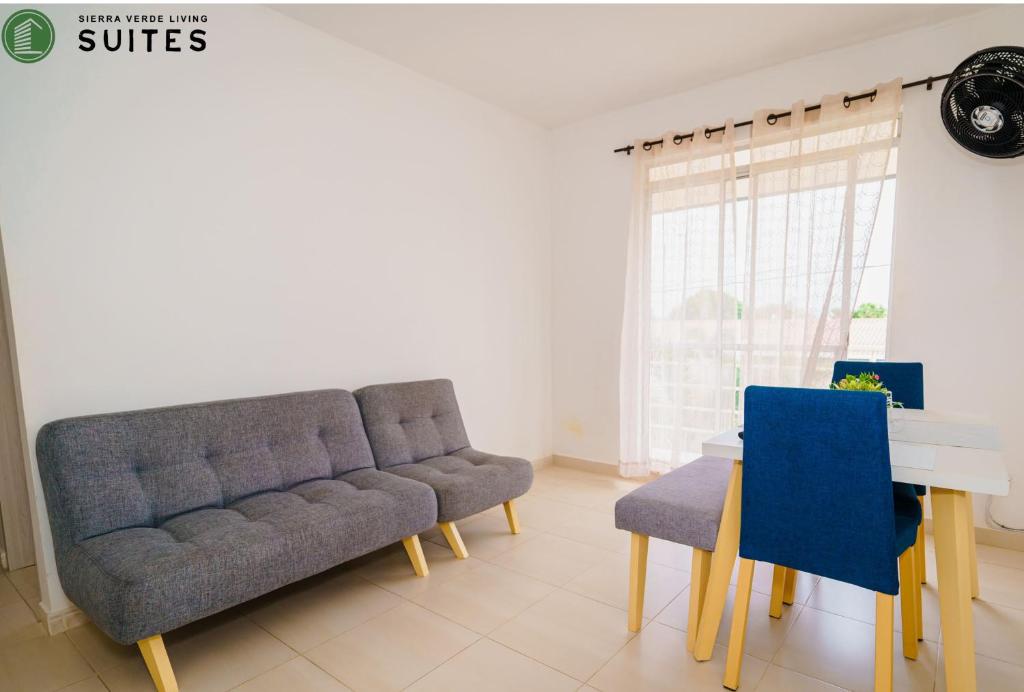 Apartamentos Sierra Verde Living في أبارتادو: غرفة معيشة مع أريكة وطاولة