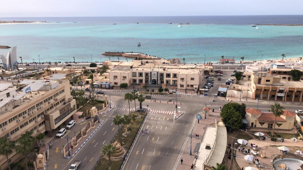 una vista aerea di una città con l'oceano di شقه فندقيه مطله على البحر a Marsa Matruh