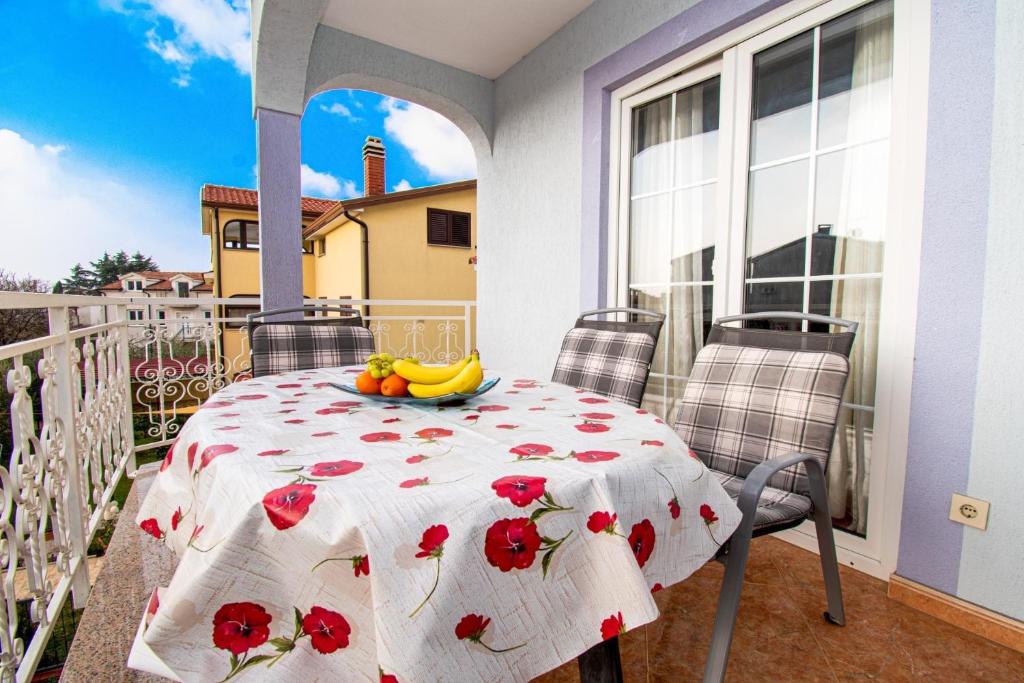 Apartments with parking space Porec - 21300