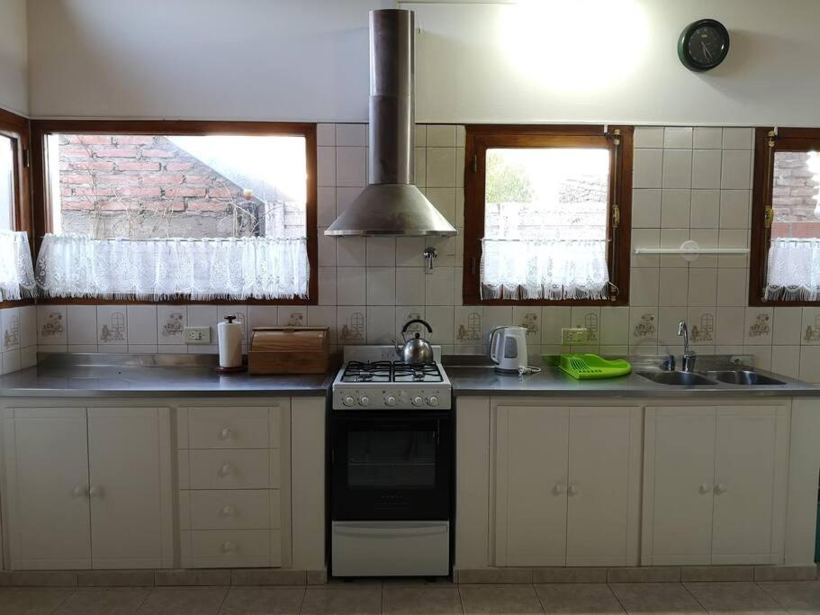 Amplia casa con estacionamiento