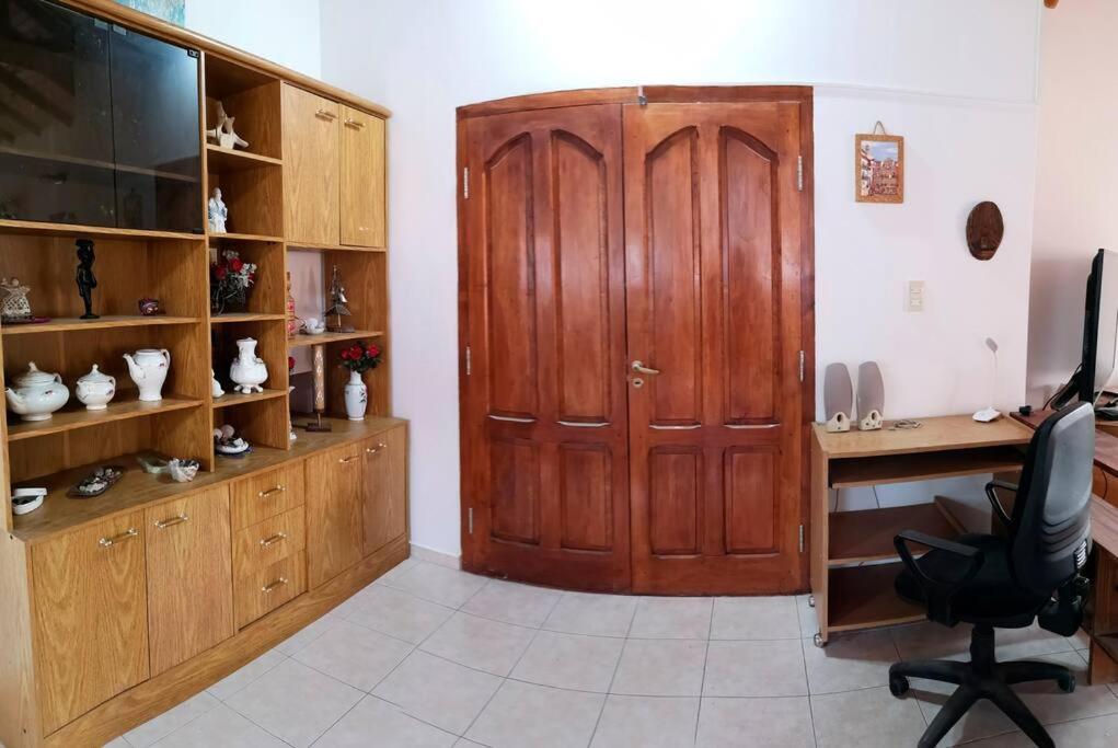 Amplia casa con estacionamiento