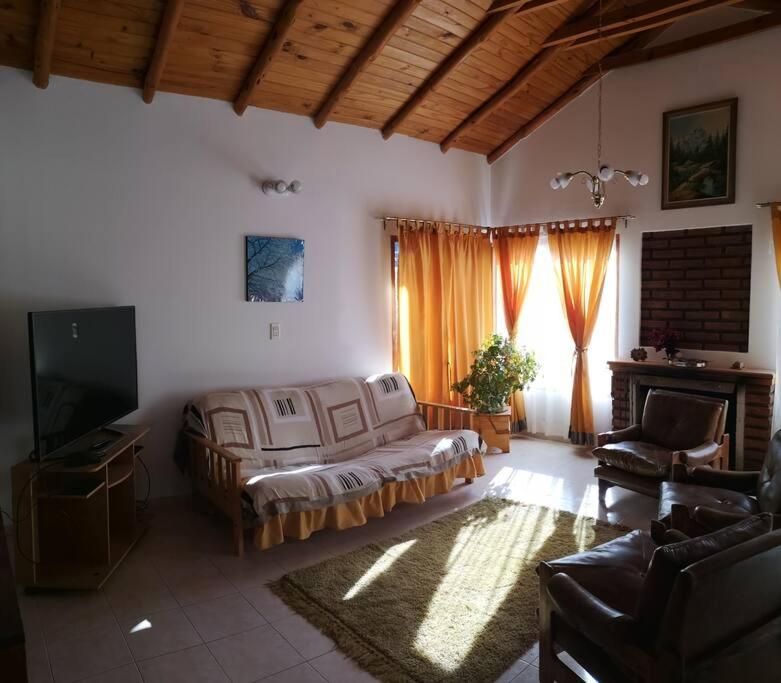 Amplia casa con estacionamiento