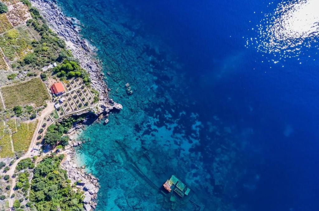 una vista aerea sull'oceano e su un resort di Seaside house for families with children Postup, Peljesac - 20849 a Orebić (Sabbioncello)