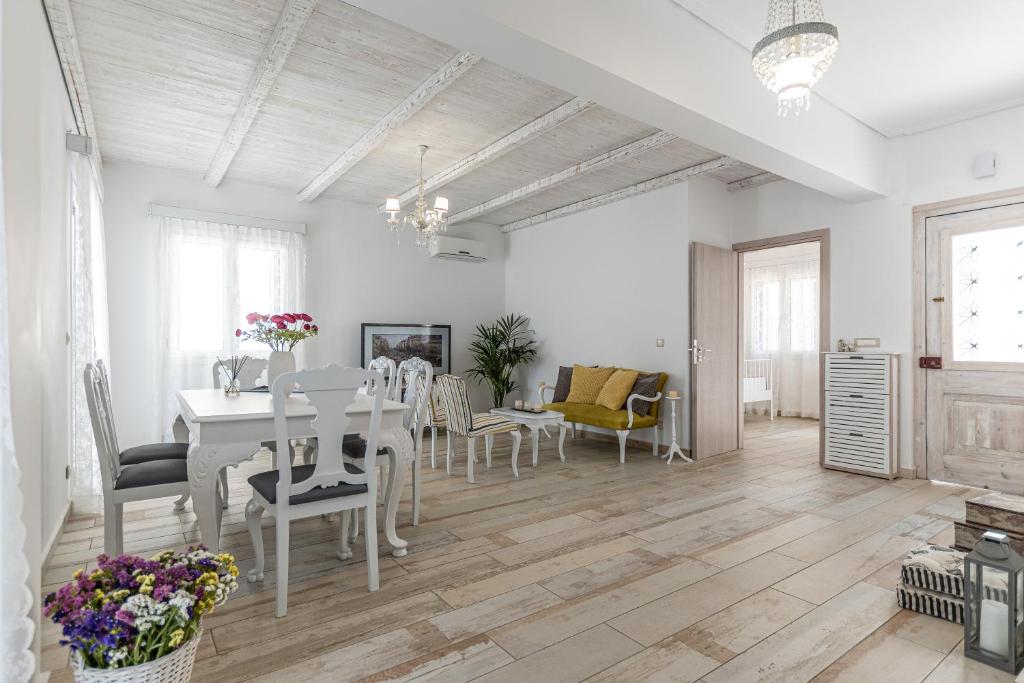 ナクソス・コラにあるVilla Nektar, Luxury Apartment in Chora Naxosのダイニングルーム、リビングルーム(テーブル、椅子付)
