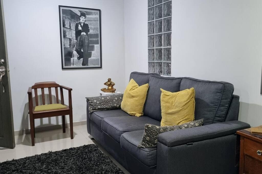 sala de estar con sofá azul y silla en Ardival apartment - WAIWA HOST, en Bucaramanga