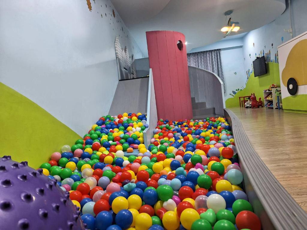 una gran pila de bolas en una sala de juegos en 拾光悠宿, en Yuli