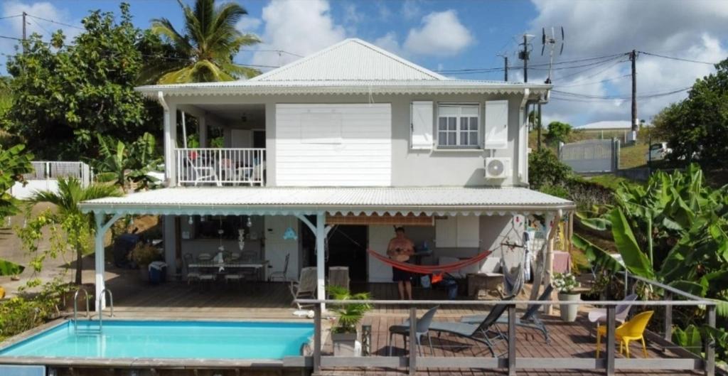 Bazén v ubytování CHARMANT HAUT DE VILLA AVEC PISCINE PARTAGEE nebo v jeho okolí