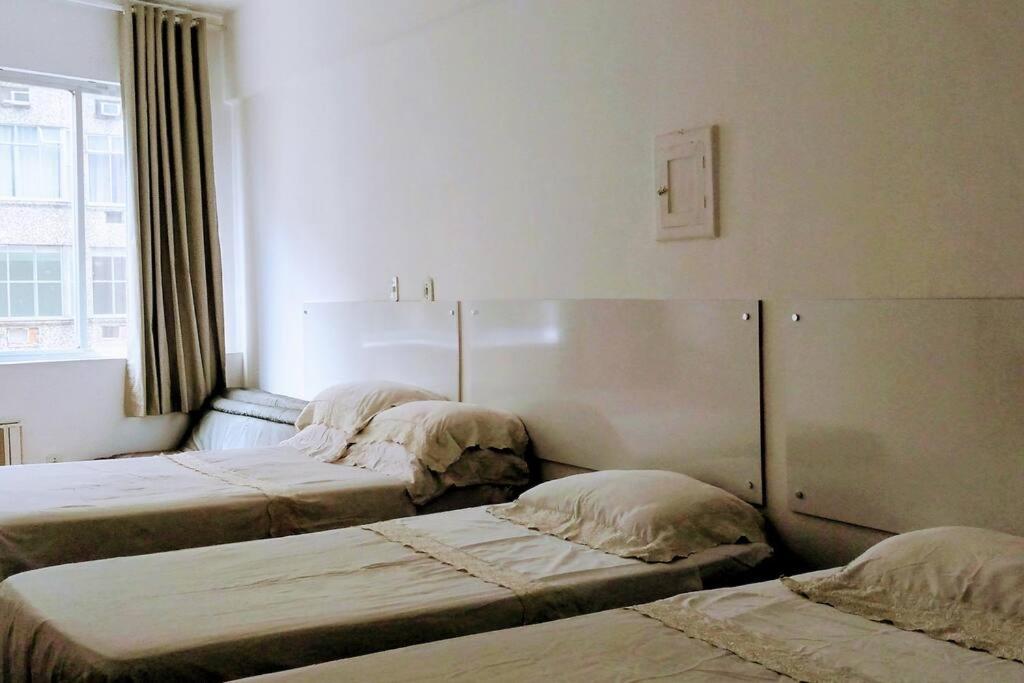 Habitación con 3 camas en una habitación en APARTAMENTO COPACABANA saleta, quarto grande com ar cond wi-fi a 2 qds da praia, en Río de Janeiro