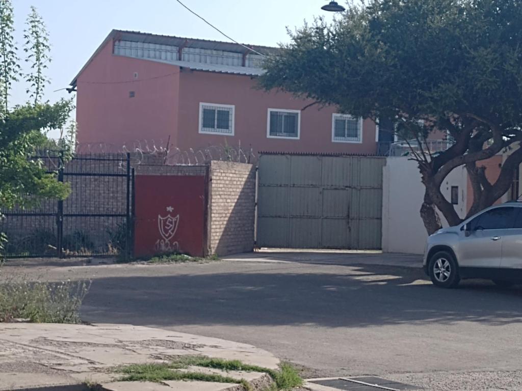 un coche aparcado frente a una casa en Tuly en Luján de Cuyo