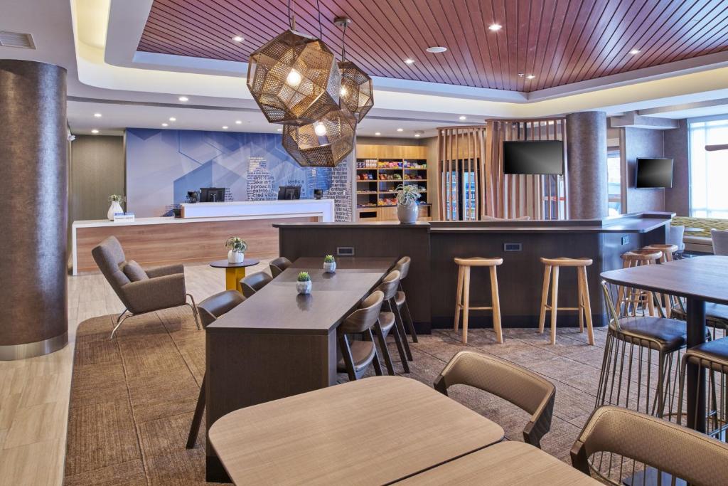 A restaurant or other place to eat at SpringHill Suites by Marriott Detroit Dearborn