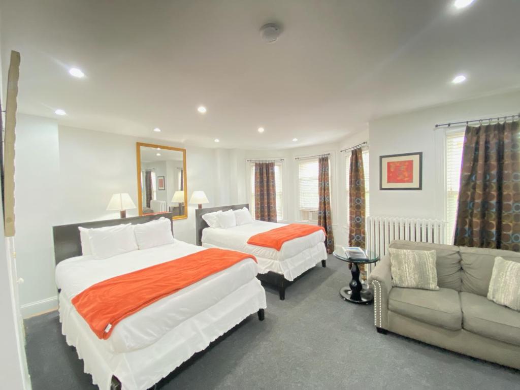 a hotel room with two beds and a couch at Gorgeous Refurbished 1Bdrm and 1Den Home in Washington, D.C.