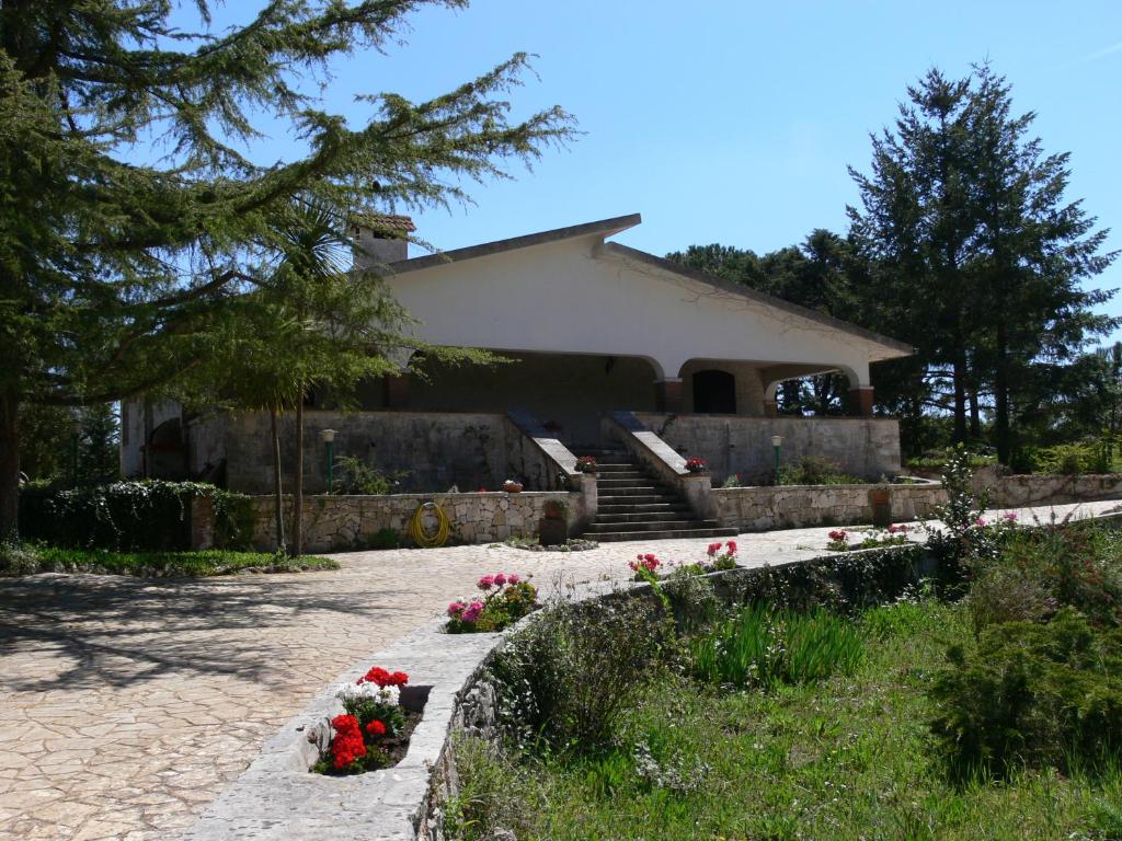 ein Haus mit Blumen davor in der Unterkunft Villa Marzano in Alberobello